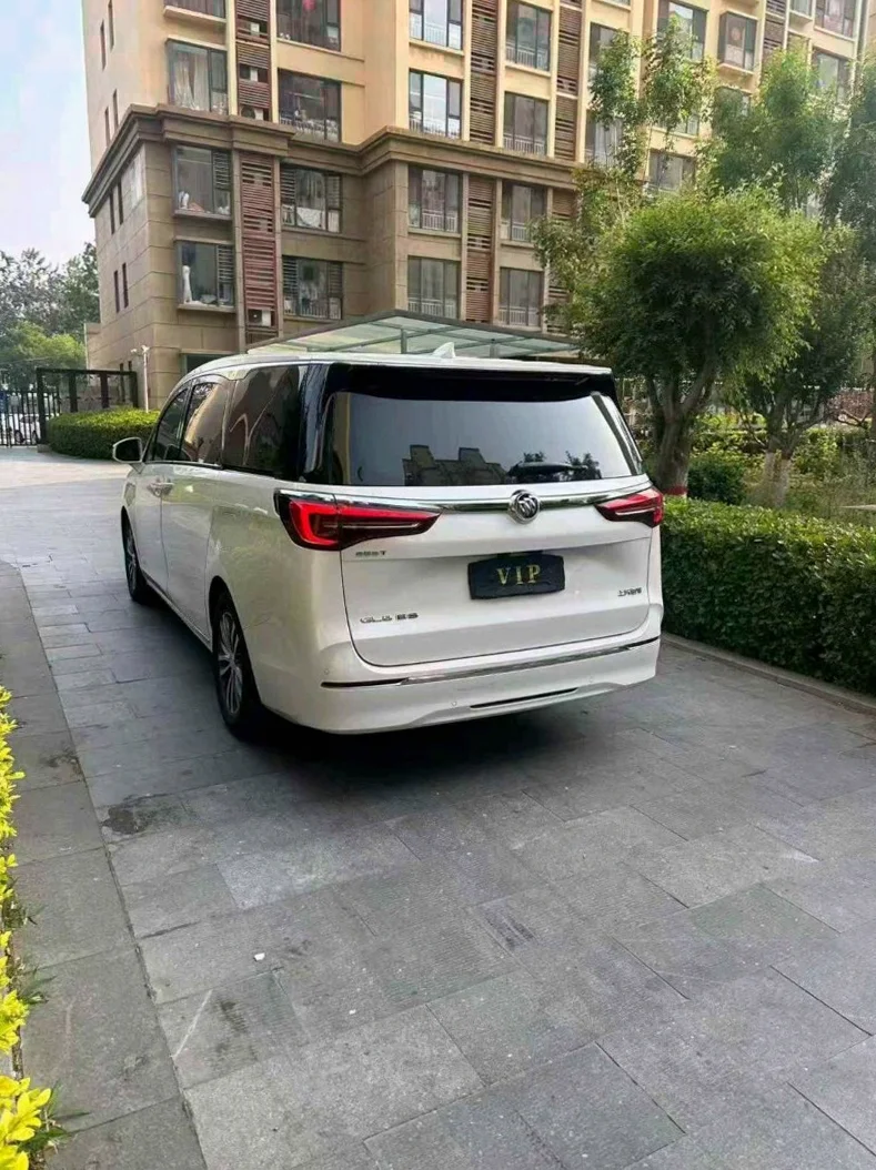 别克GL8 后面外观三