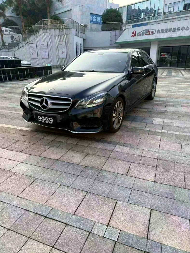 奔驰E 正面外观三