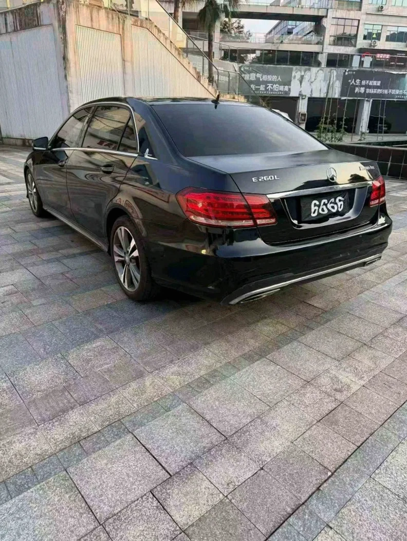 奔驰E 内饰前排