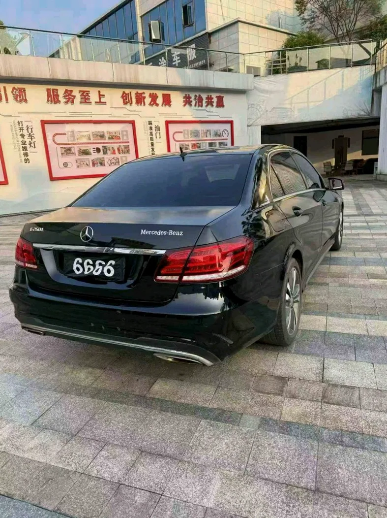 奔驰E 内饰后排