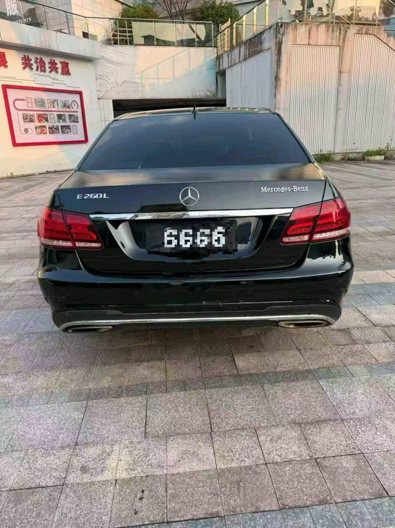 奔驰E 驾驶室