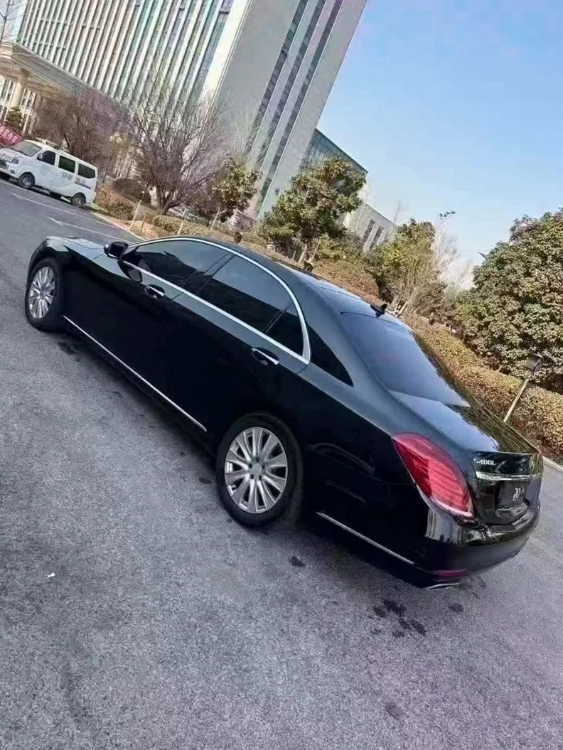 奔驰S 内饰后排