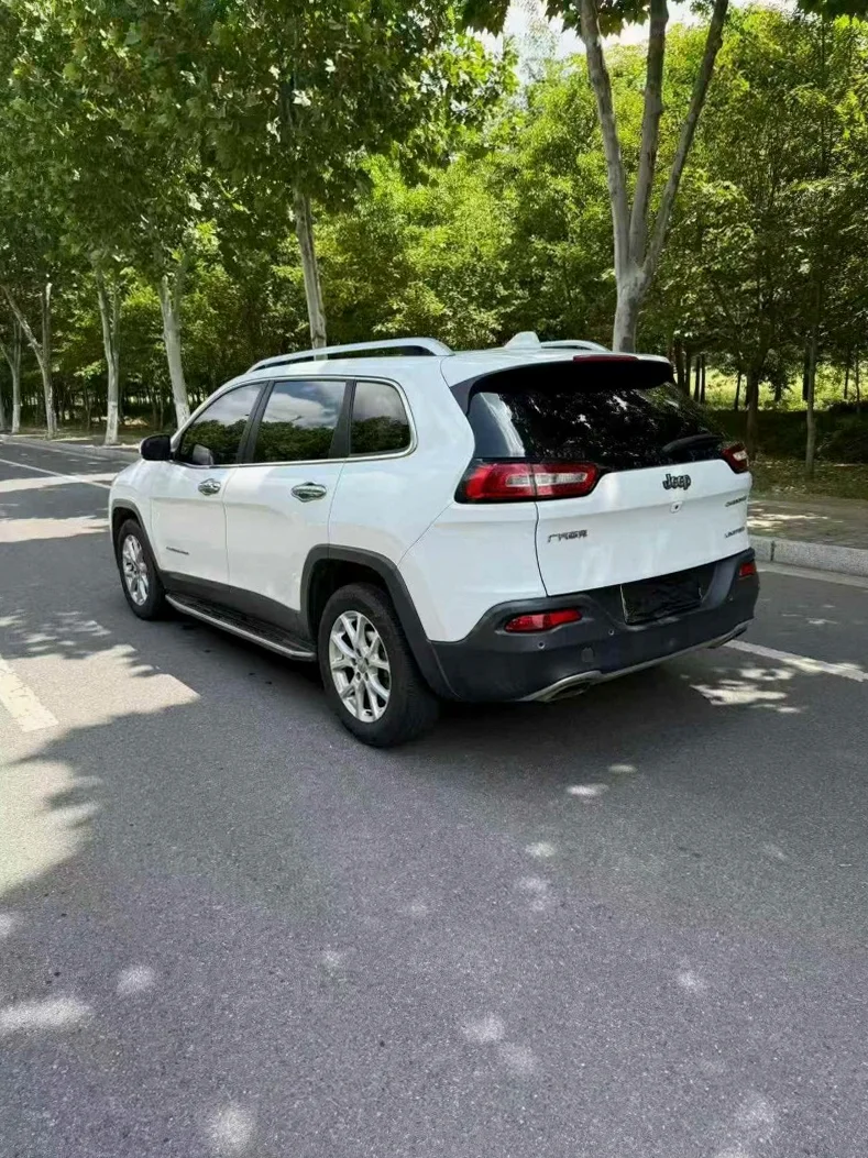 Jeep自由光 驾驶室