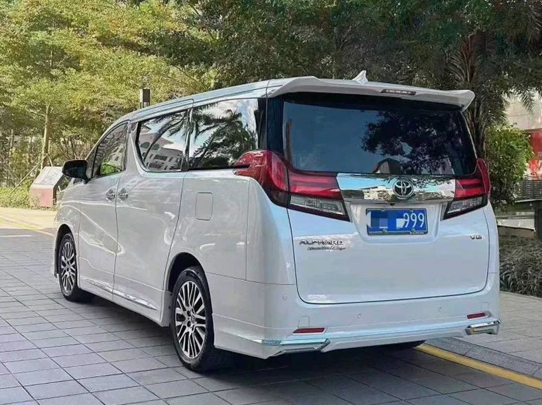 丰田埃尔法 内饰后排