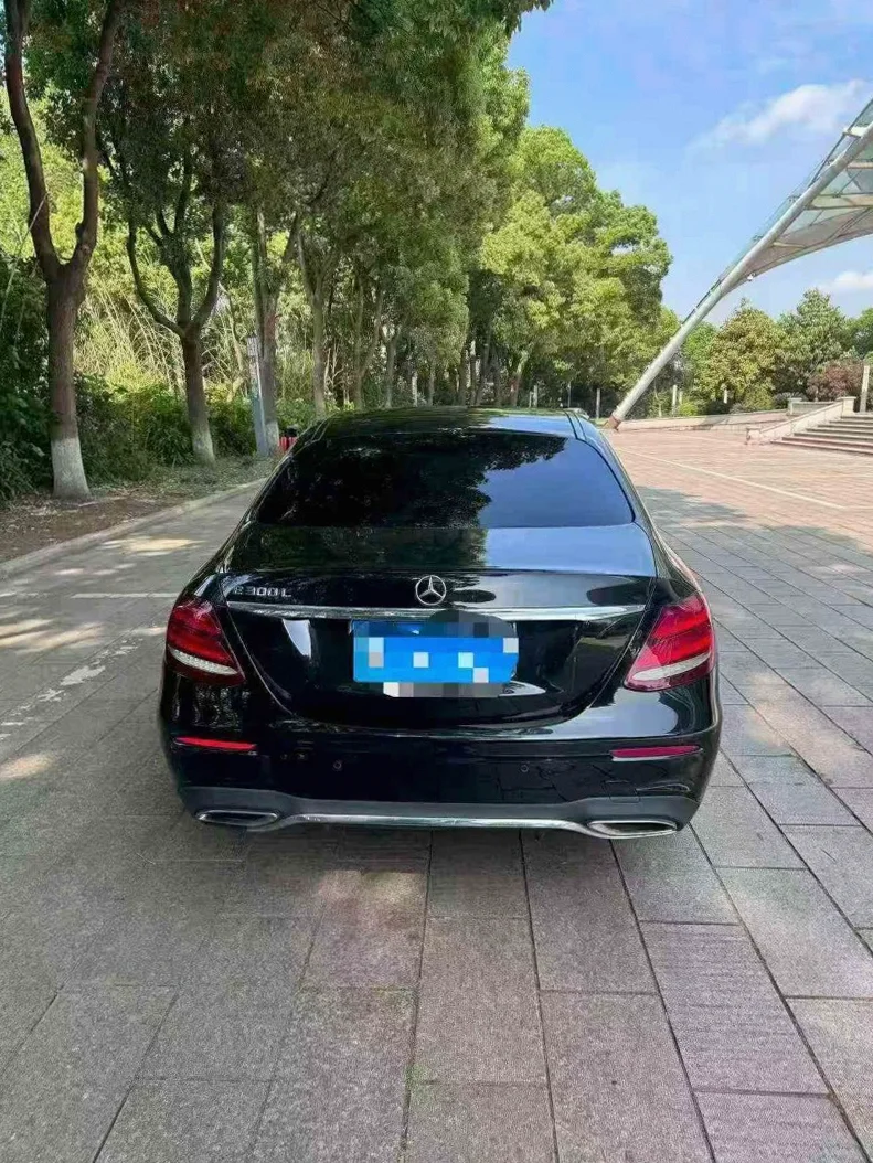 奔驰E 驾驶室