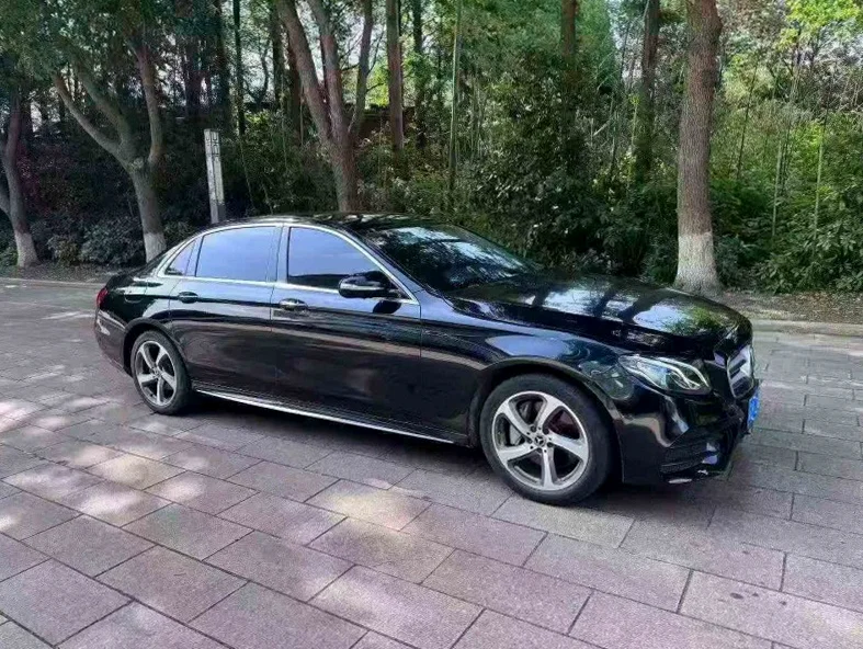 奔驰E 正面外观二