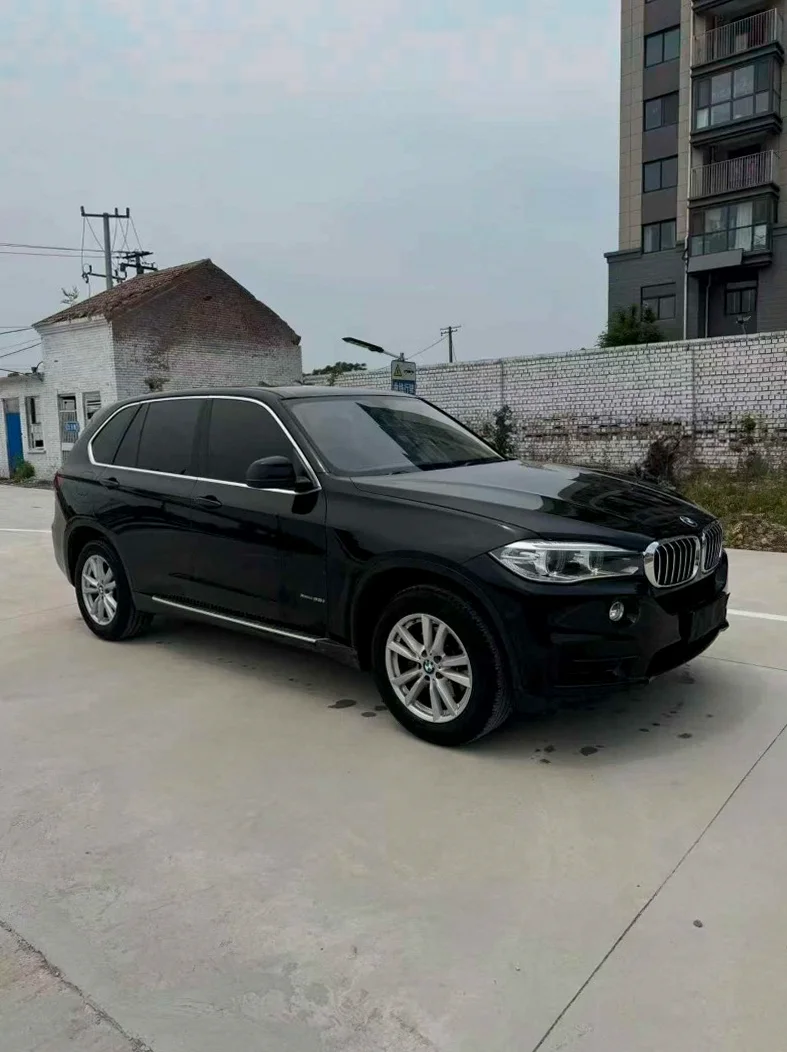 宝马X5 正面外观三