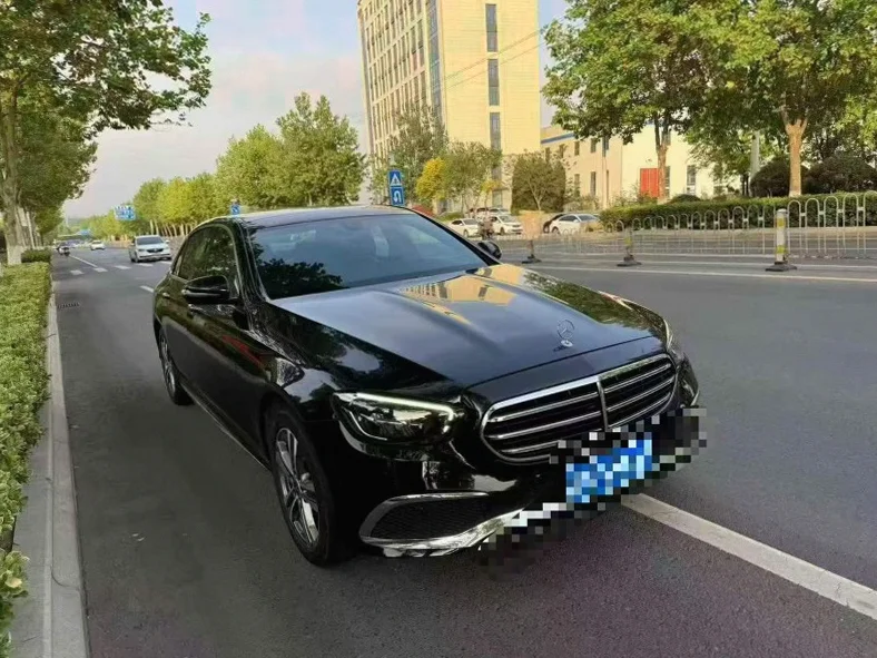 奔驰E 正面外观二