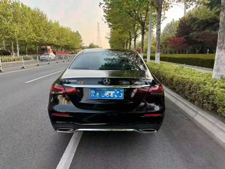 奔驰E 驾驶室