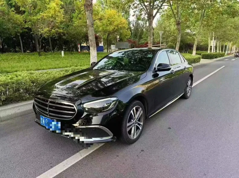 奔驰E 正面外观三