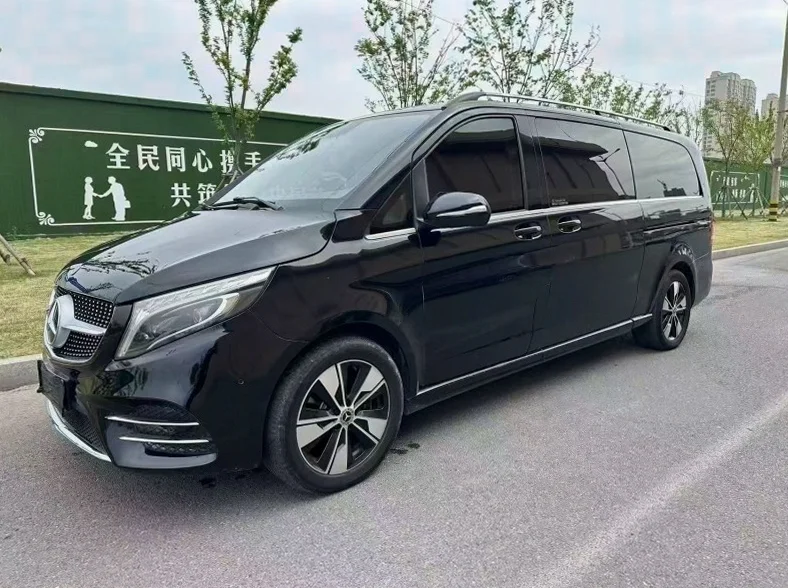 奔驰V 正面外观二