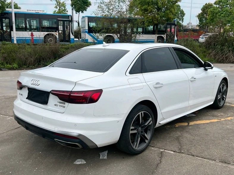 奥迪A4L 驾驶室