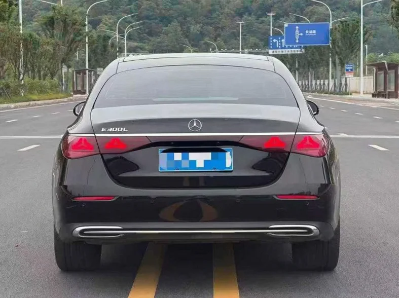 奔驰E 驾驶室