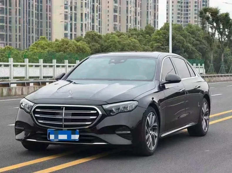 奔驰E 正面外观二