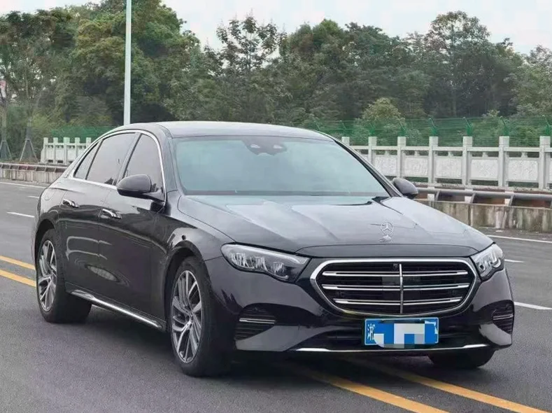 奔驰E 正面外观三