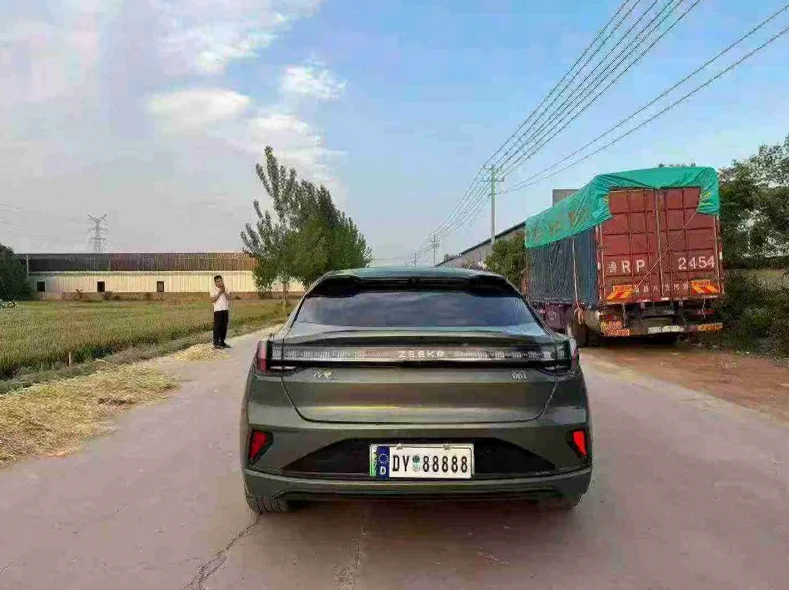 极氪汽车001 后面外观二