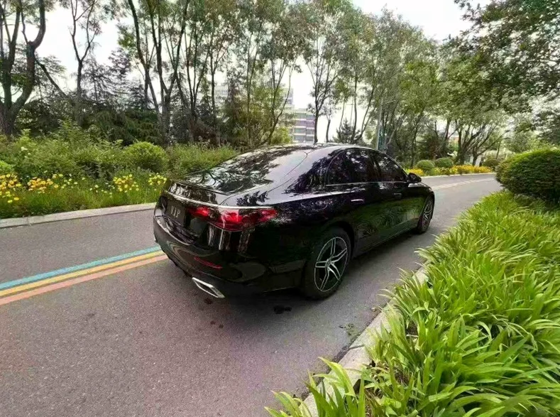 奔驰E 驾驶室