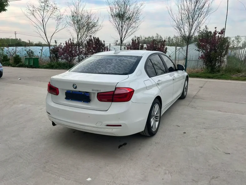 宝马3系 后面外观一
