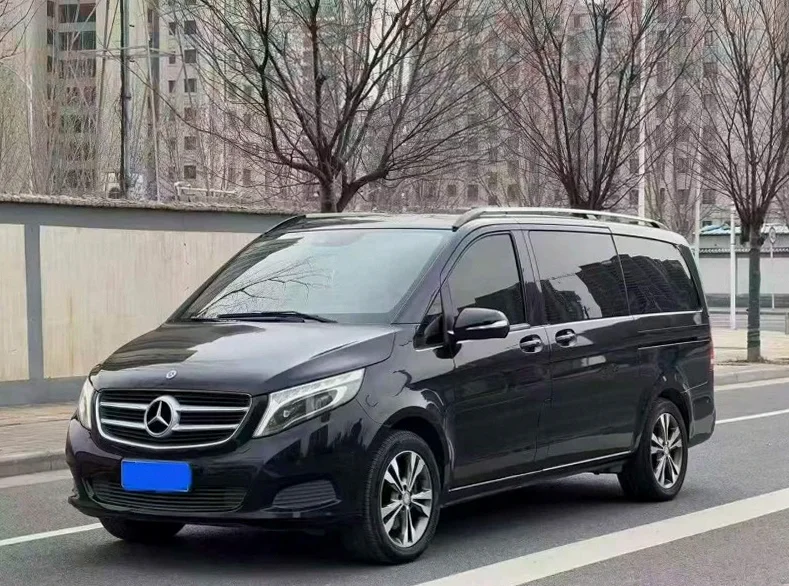 奔驰V 正面外观二