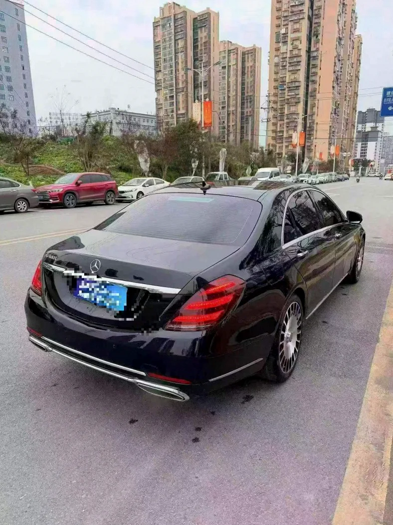 奔驰S 内饰后排