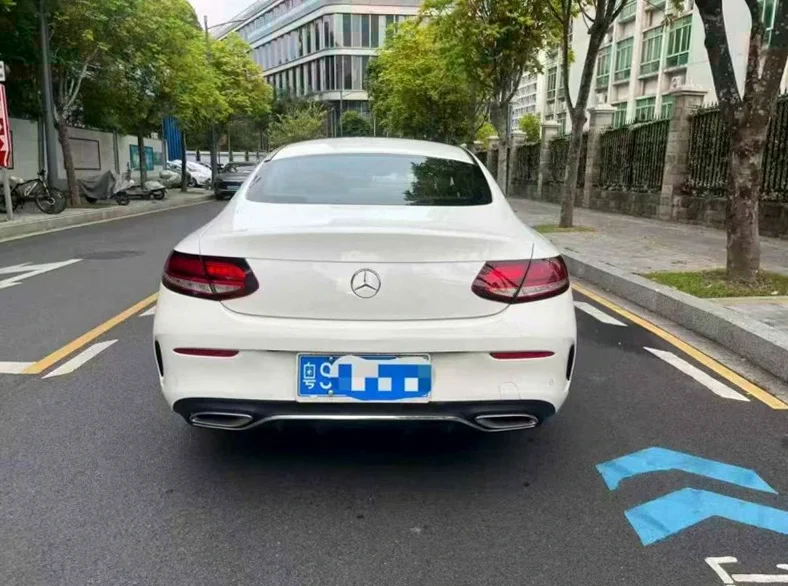 奔驰C 驾驶室
