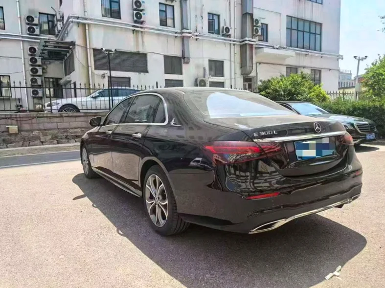 奔驰E 驾驶室