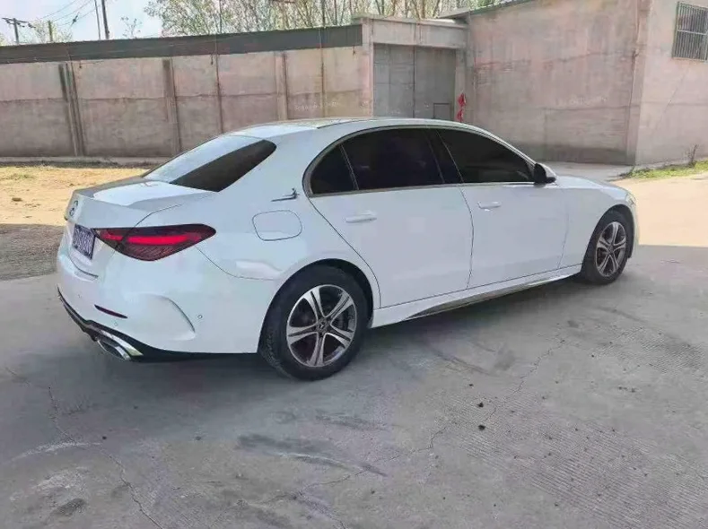 奔驰C 后面外观一