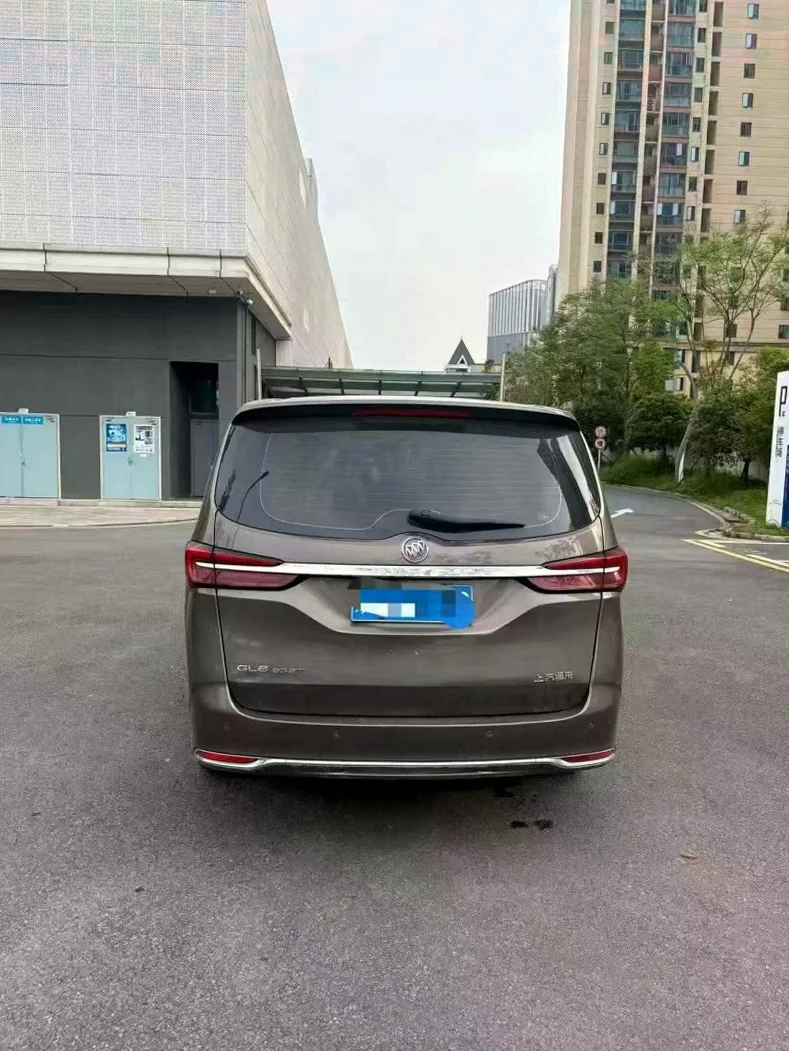 别克GL8 后面外观三