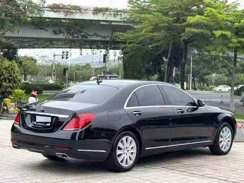 奔驰S 后面外观三