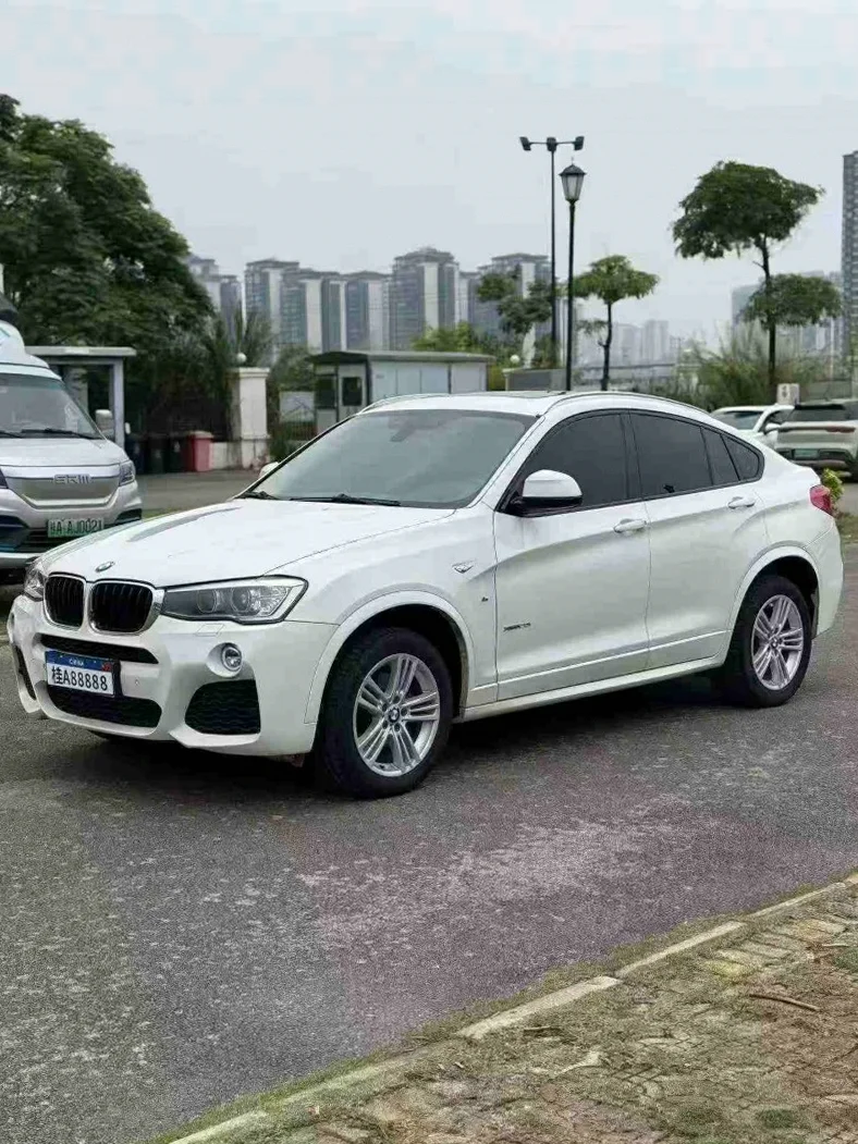 宝马X4 正面外观二