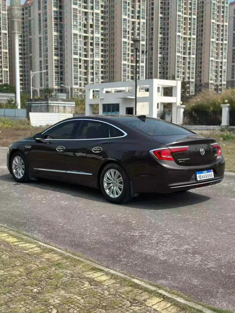 别克君越 内饰后排