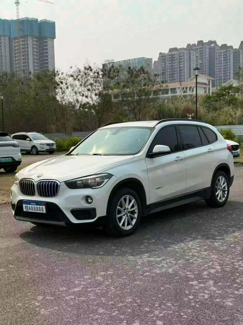 X1宝马 正面外观三