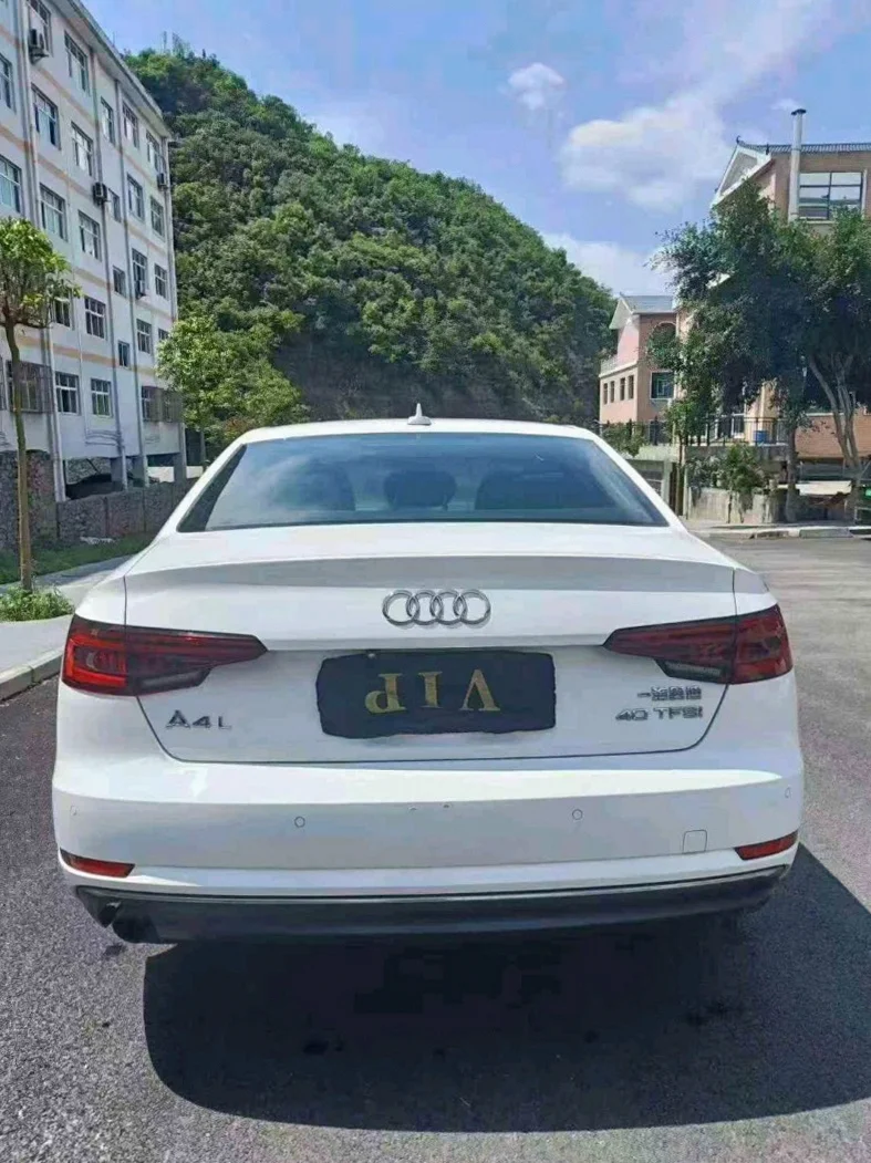 奥迪A4L 内饰后排
