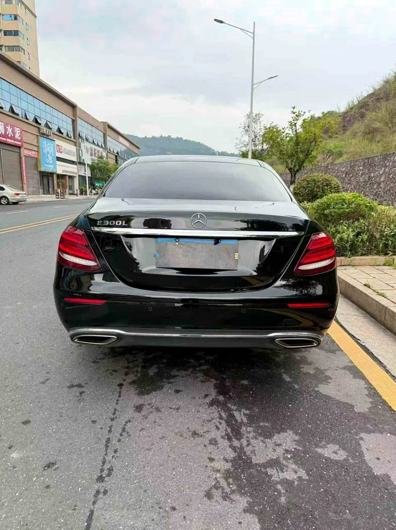 奔驰E 内饰前排