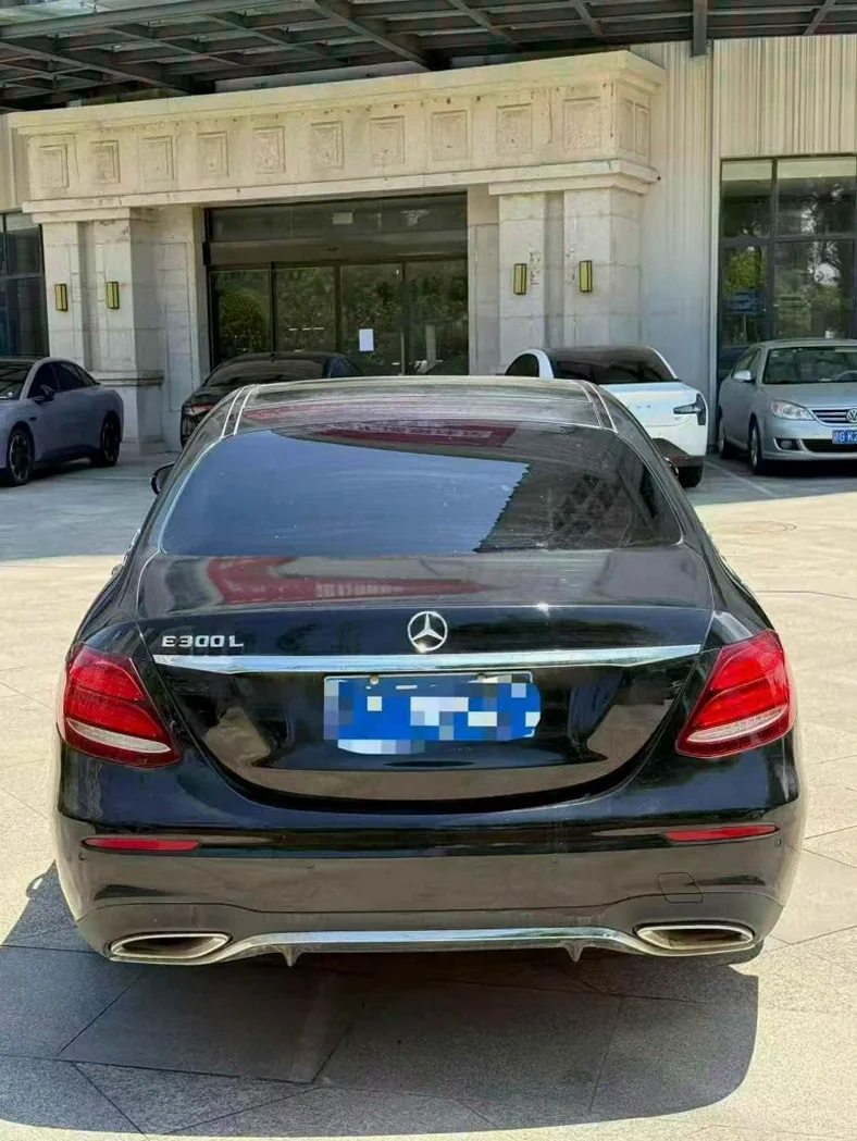 奔驰E 后面外观三