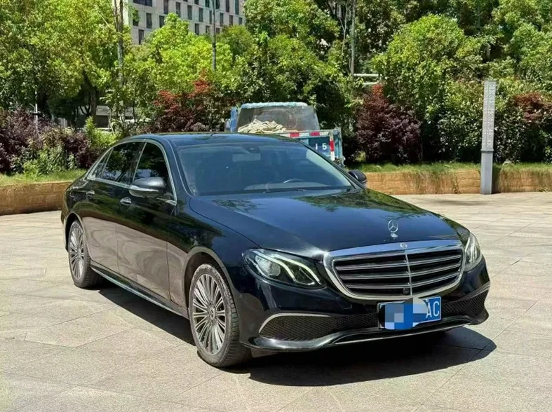 奔驰E 正面外观三