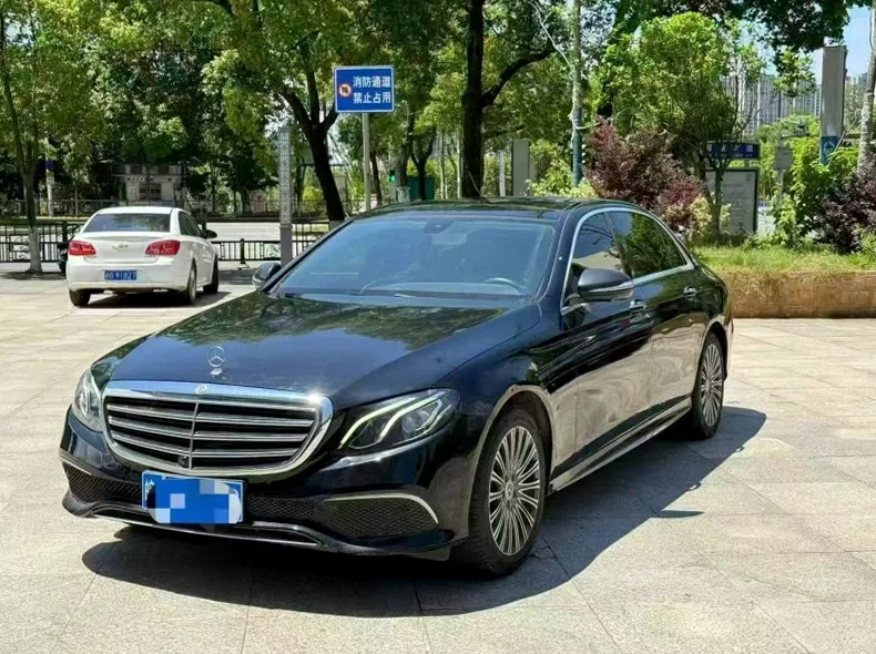 奔驰E 正面外观二