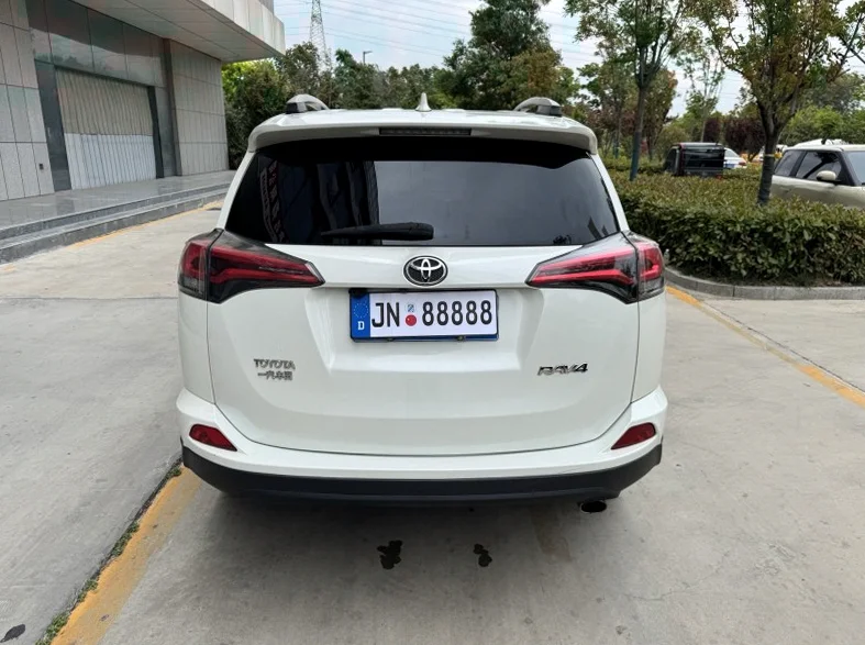 丰田RAV4 驾驶室