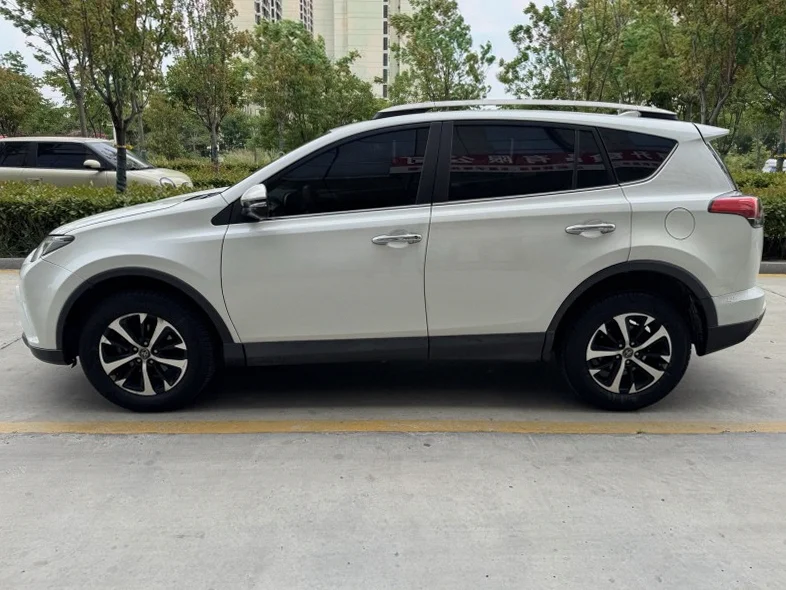 丰田RAV4 后面外观二