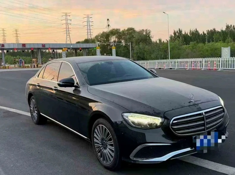 奔驰E 正面外观三