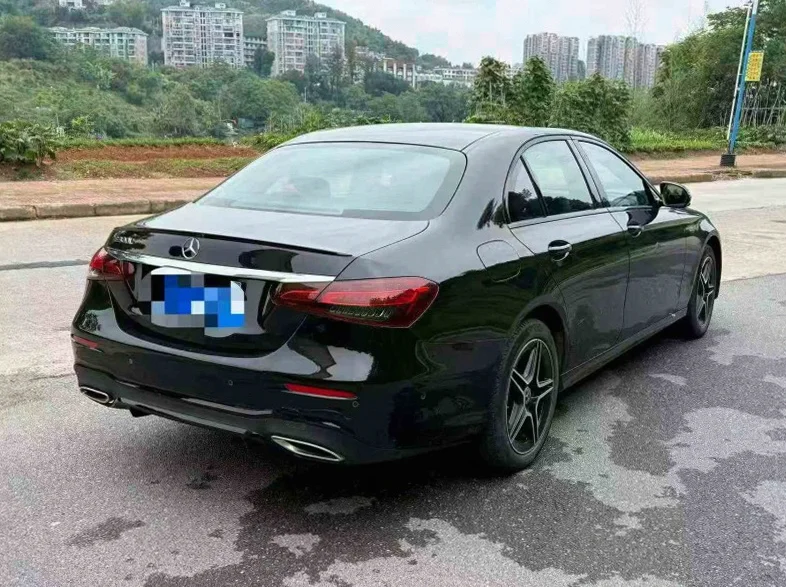 奔驰E 后面外观三