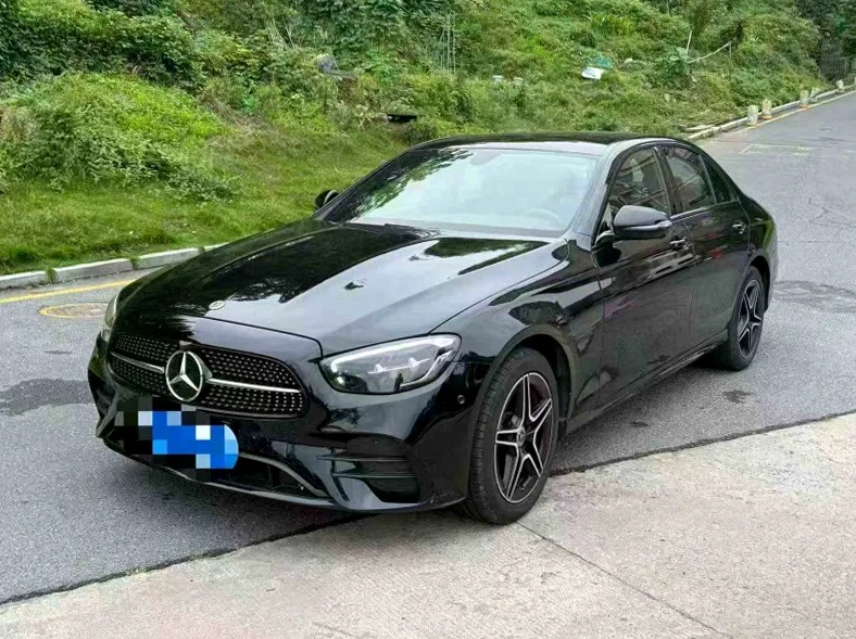 奔驰E 正面外观二