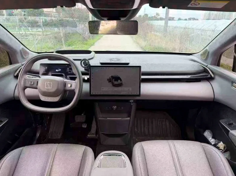 极氪汽车X 后面外观一