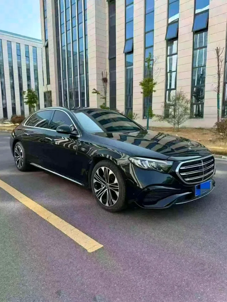 奔驰E 正面外观三