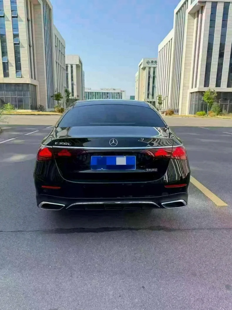 奔驰E 后面外观二