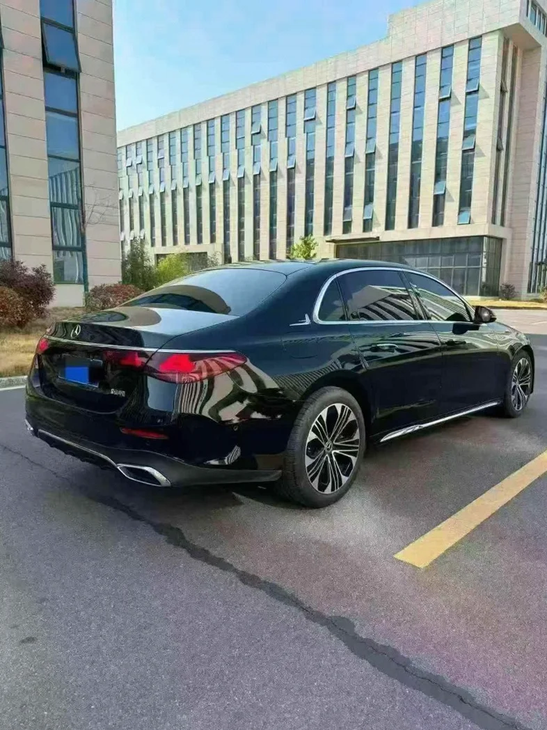 奔驰E 后面外观三