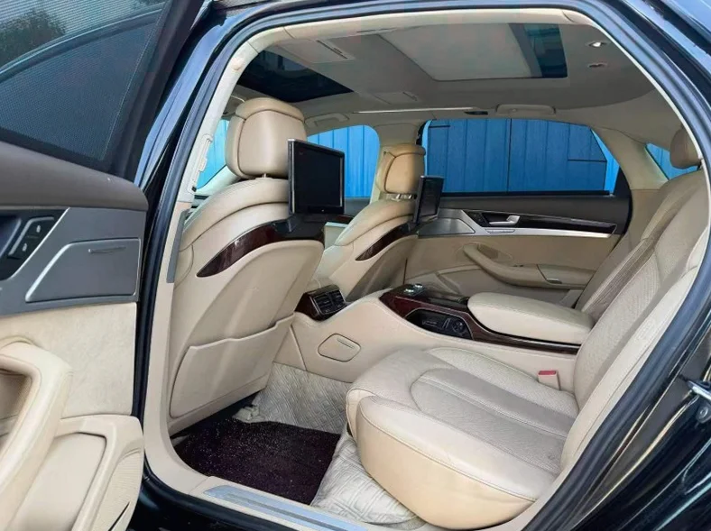 奥迪A8L 后面外观一