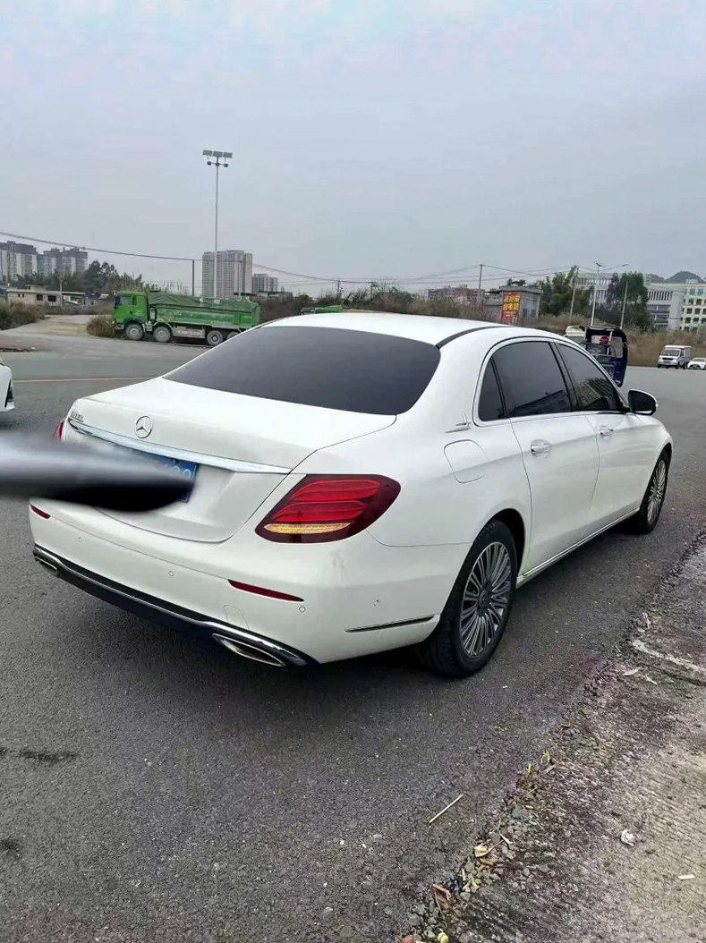 奔驰E 内饰前排