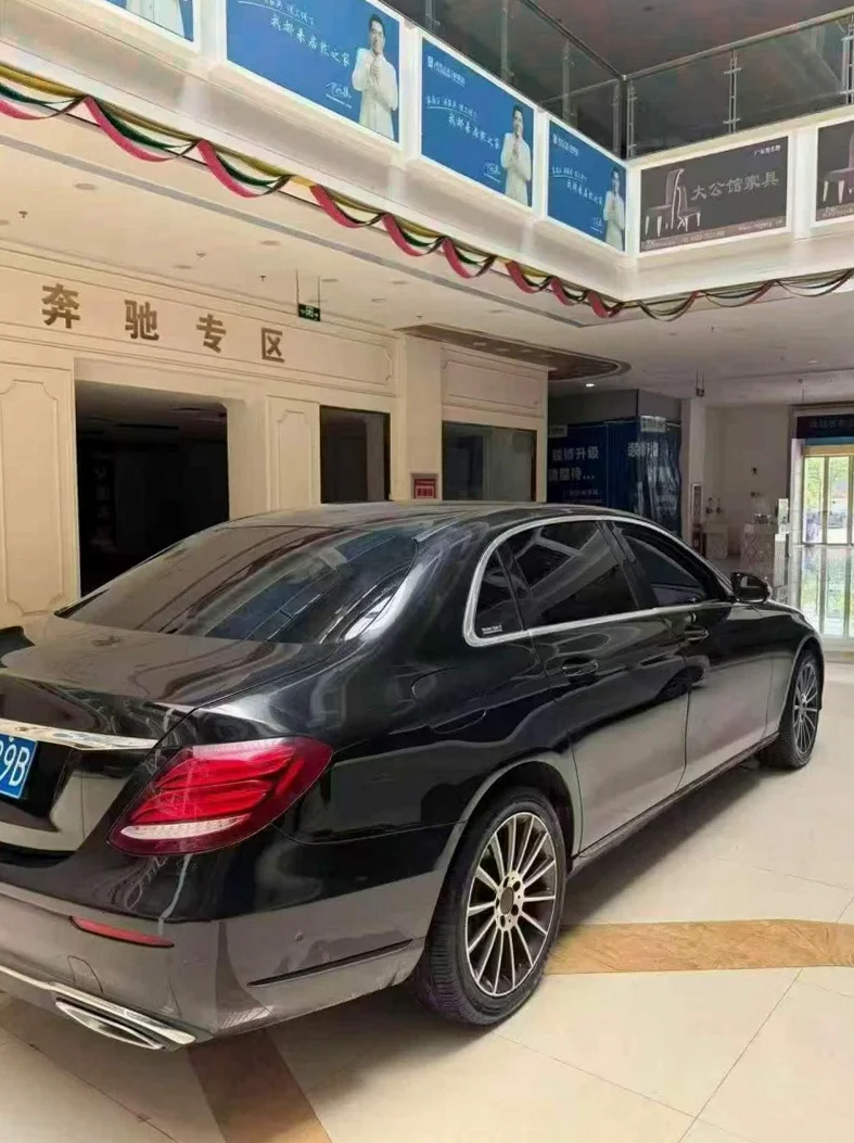 奔驰E 后面外观一