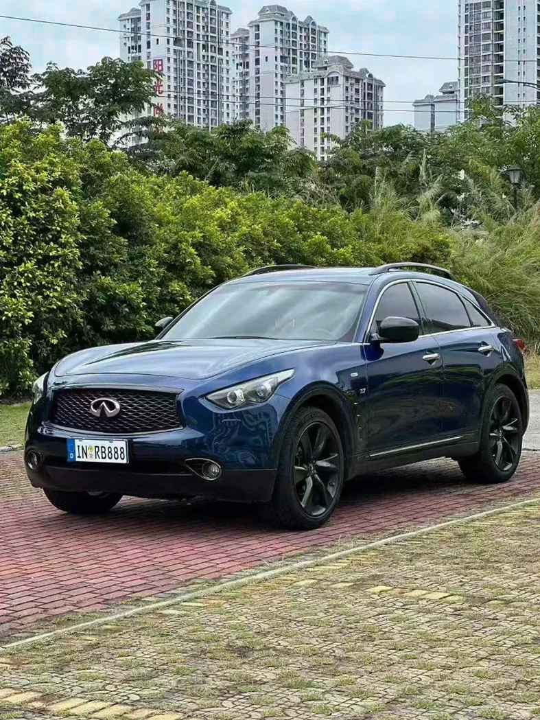 英菲尼迪QX70 正面外观三